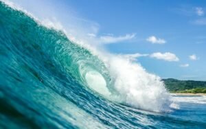 Tiny Superfluid Reveals Big Nonlinear Wave Behaviour